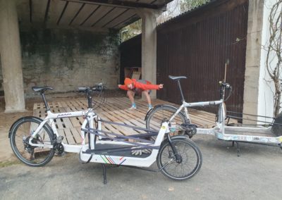 Les vélo-cargos sont évidemment aussi les bienvenus à l’atelier d’auto-réparation.
