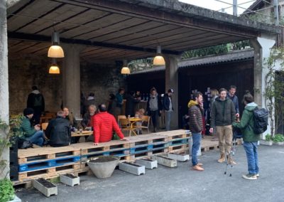Terrasse de la brasserie de l'agneau a trois pattes - avec du monde