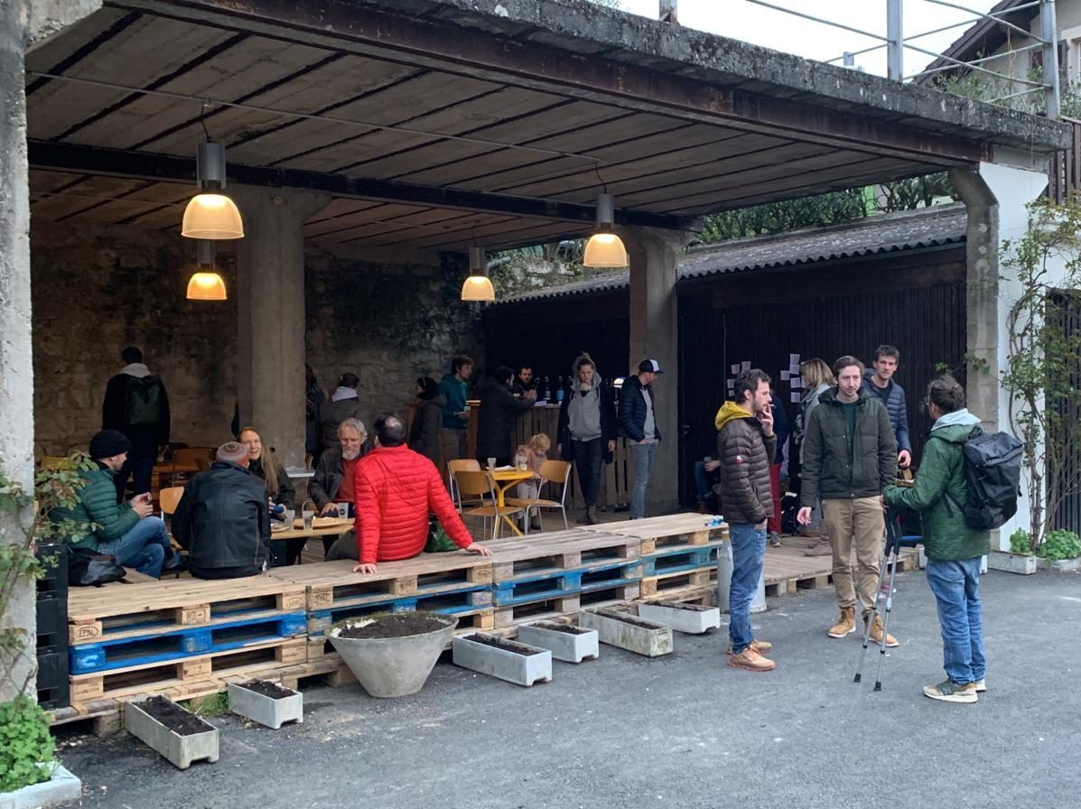 Terrasse de la brasserie de l'agneau a trois pattes - avec du monde